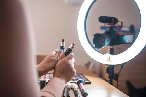 直播带货爆雷！商家百万服务费打水漂，名典鞋业怒告快手主播：说好的500万销售额呢？